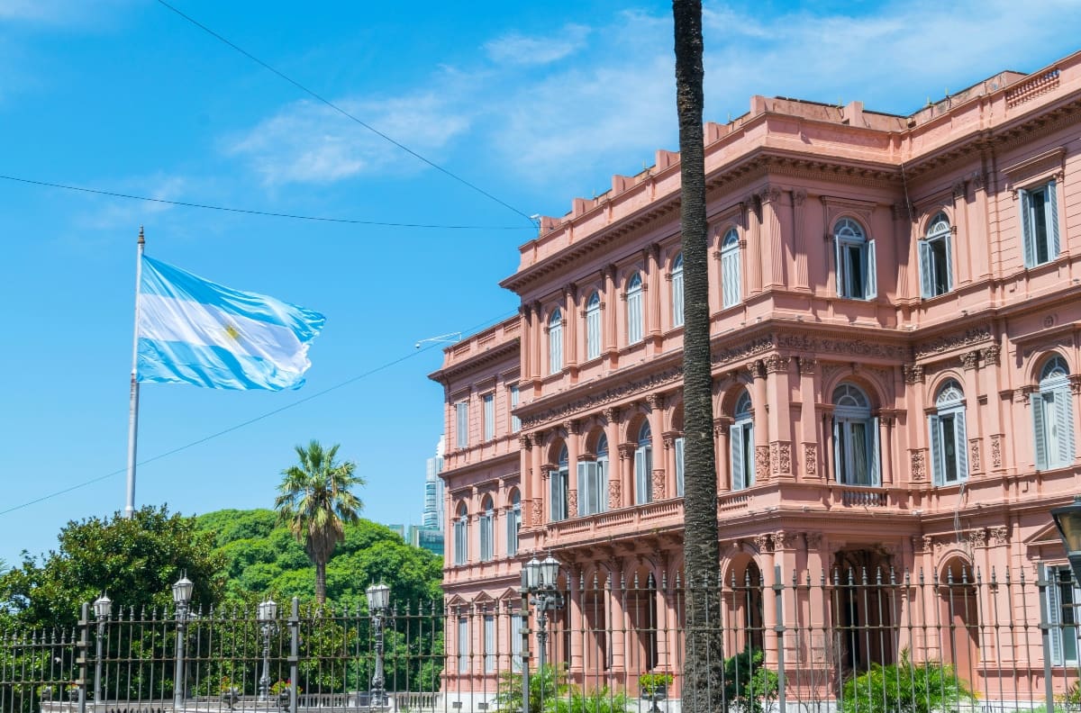 Es hija de una reconocida animadora chilena y tuvo que conseguir 4 trabajos para poder vivir en Argentina