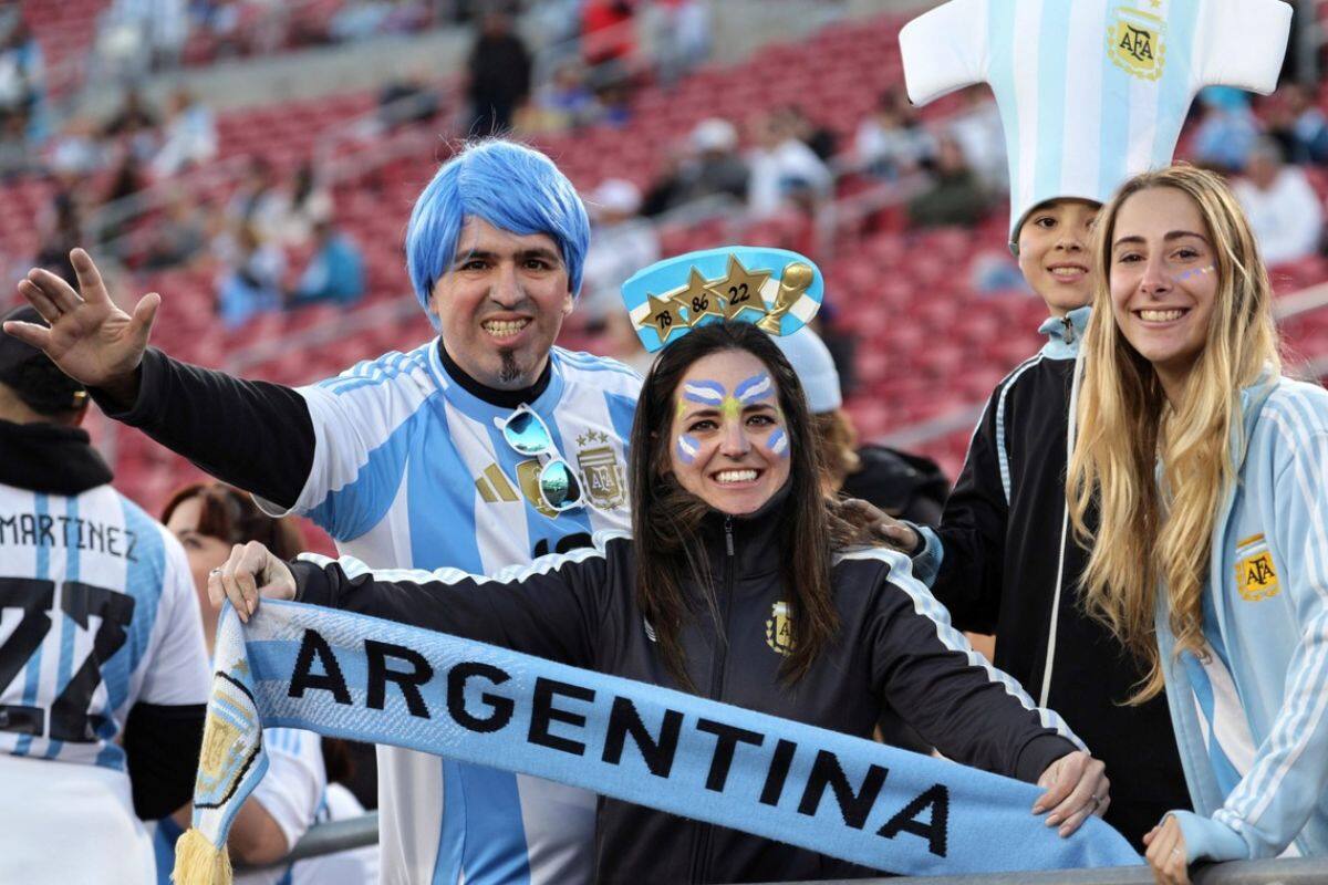 De los pocos hinchas argentinos que fueron al Coliseo de Los Angeles, para el partido entre Argentina y Costa Rica.