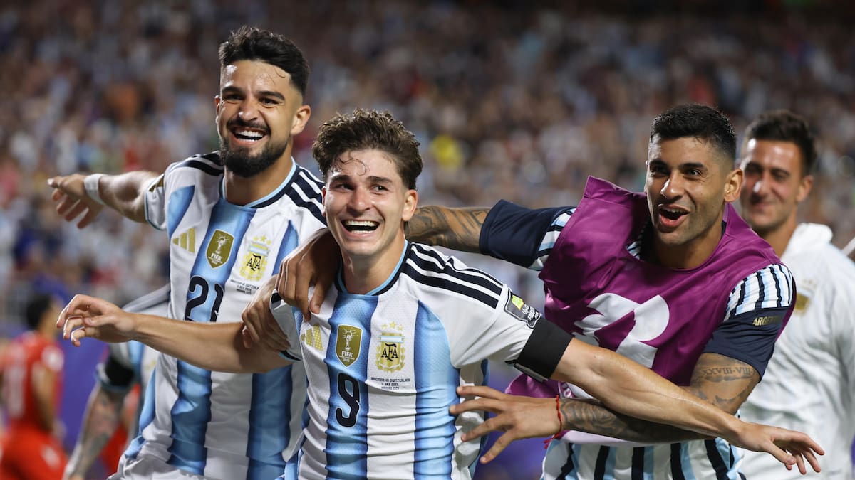 Es argentino, jugó 6 años en la UC y sueña: “Ojalá le ganemos a Inglaterra con otro gol con la mano o sea una goleada”