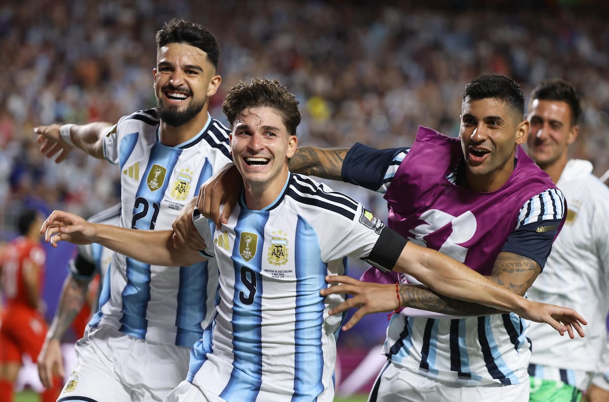 Es argentino, jugó 6 años en la UC y sueña: “Ojalá le ganemos a Inglaterra con otro gol con la mano o sea una goleada”