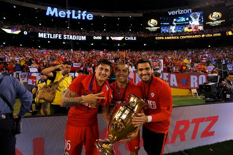 Futbol, Argentina v Chile.
Copa America Centenario 2016.
El jugador de la seleccion chilena Nicolas Castillo, Francisco Silva y Christopher Toselli celebran con el trofeo de la Copa America Centenario tras la victoria contra Argentina en el estadio Met Life de Nueva Jersey, Estados Unidos.
26/06/2016
Andres Pina/Photosport**********
Football, Argentina v Chile.
Copa America Centenario Championship 2016.
Chile's players Nicolas Castillo, Francisco Silva and Christopher Toselli celebrate the Copa America Centenario Championship title after winning against Argentina at the Met Life stadium in New Jersey, USA.
26/06/2016
