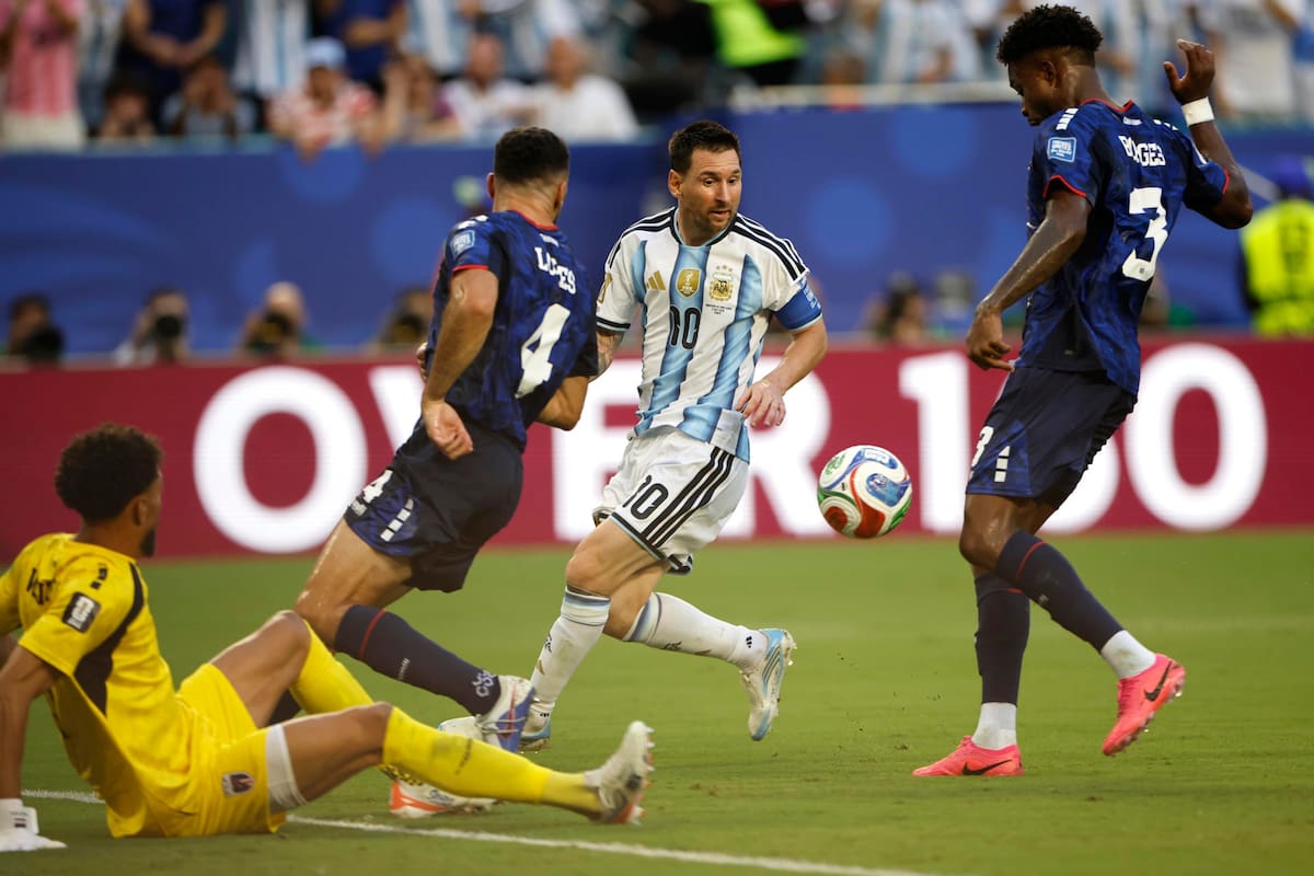Pico Lopes marcando a Lionel Messi en el Mundial 2026. Foto: EFE.
