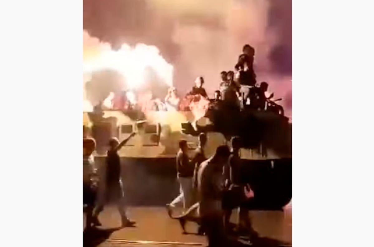 Ultras y jugadores de Estrella Roja celebraron con un tanque su clasificación a la Champions