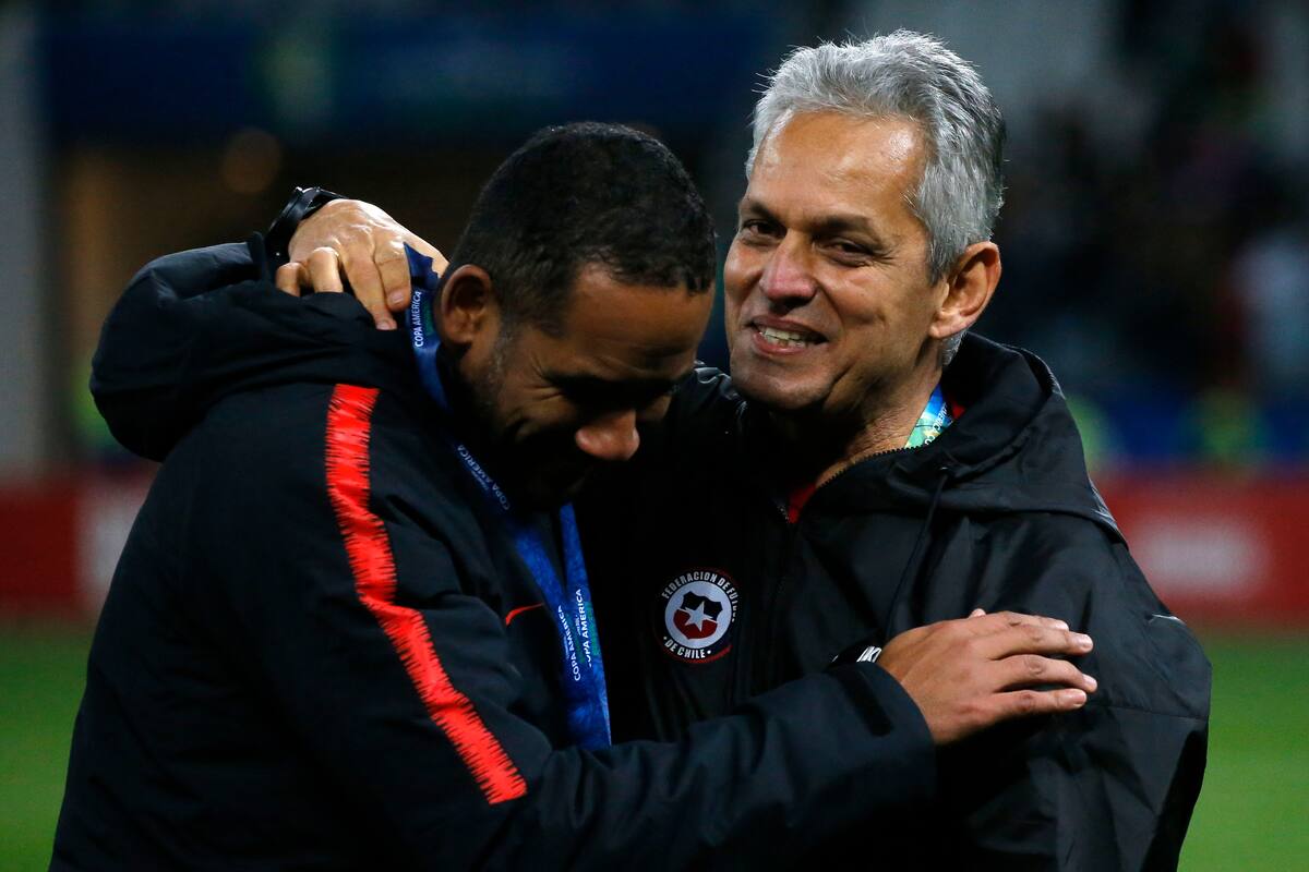 Futbol, Argentina vs Chile
Copa America 2019
El entrenador de la seleccion chilena Reinaldo Rueda es fotografiado junto a Jean Beausejour tras el partido de de definicion del tercer lugar de la Copa America contra Argentina disputado en el estadio Arena de Corinthians de San Pablo, Brasil.
06/07/2019
Andres Pina/Photosport
Football, Argentina vs Chile
Copa America Championship 2019
Chile's manager Reinaldo Rueda is pictured with Jean Beausejour after the Copa America definition of the third place match against Argentina held at the Arena do Corinthians stadium in Sao Paulo, Brazil.
06/07/2019
Andres Pina/Photosport