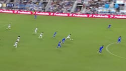VIDEO | El susto de Dibu Martínez: Casi le marcan un golazo desde atrás de la mitad de cancha
