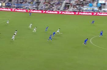 VIDEO | El susto de Dibu Martínez: Casi le marcan un golazo desde atrás de la mitad de cancha