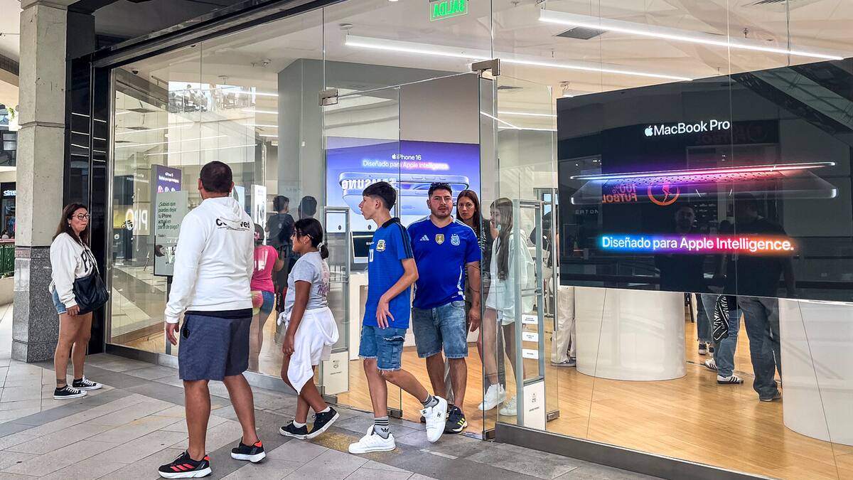 Decisión de Javier Milei acabaría con la fiebre de argentinos comprando en Chile