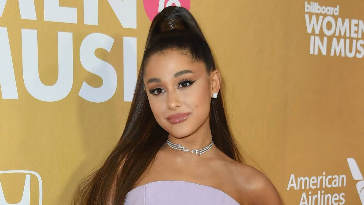 Ariana Grande pidió a sus fans que dejen de enviar mensajes de odio a personas que pasaron por su vida