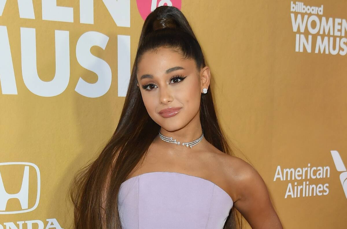 Ariana Grande pidió a sus fans que dejen de enviar mensajes de odio a personas que pasaron por su vida