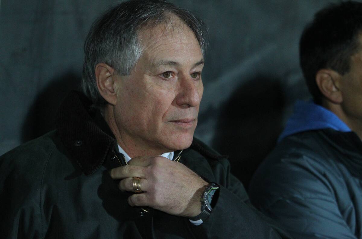 Pasó sin pena ni gloria por el fútbol chileno y ahora decidió darle una revancha a Ariel Holan en Ecuador