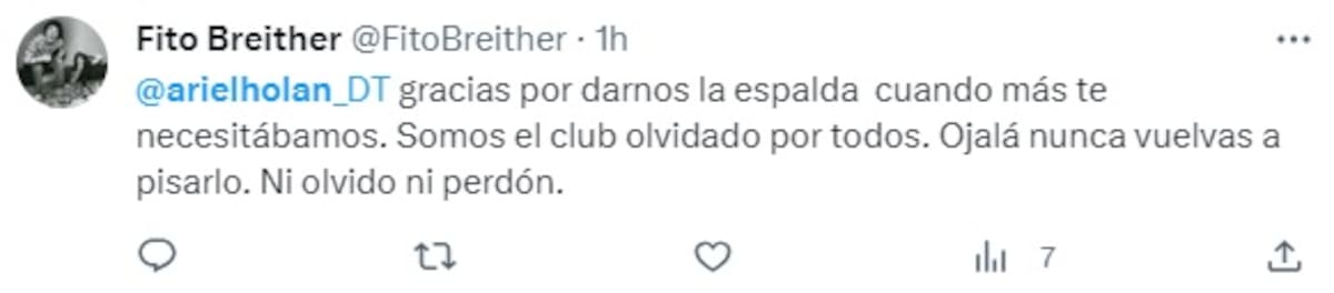 Hinchas de Independiente critican a Ariel Holan por no volver a Independiente de Avellaneda.