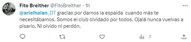 Hinchas de Independiente critican a Ariel Holan por no volver a Independiente de Avellaneda.