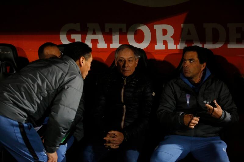 recibe cuestionamientos tras el mal andar futbolístico de la UC. Foto: Agencia Aton.