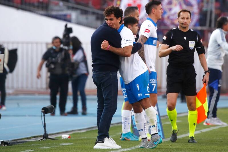 dirigiendo a la UC ante la U en el Nacional. Foto: Aton.