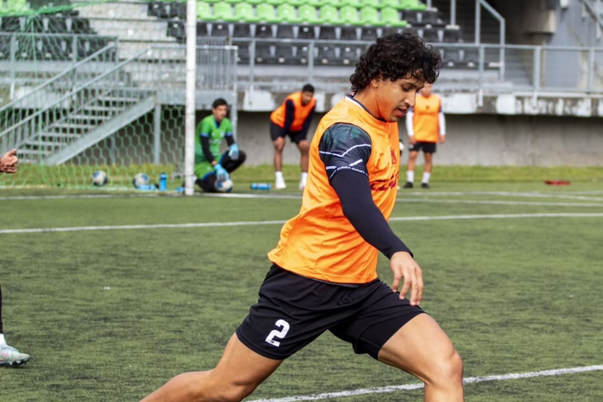 El defensa entrenando en Puerto Montt. Foto: Instagram @dpmchile