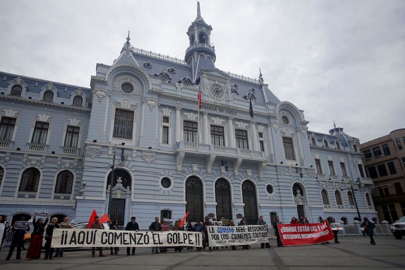 Diversas organizaciones se agruparon en Valparaíso para manifestarse a las afueras de la Armada.