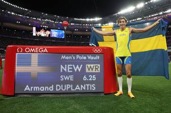 VIDEO | Armand Duplantis hace historia: consiguió récord mundial en salto con garrocha en París 2024