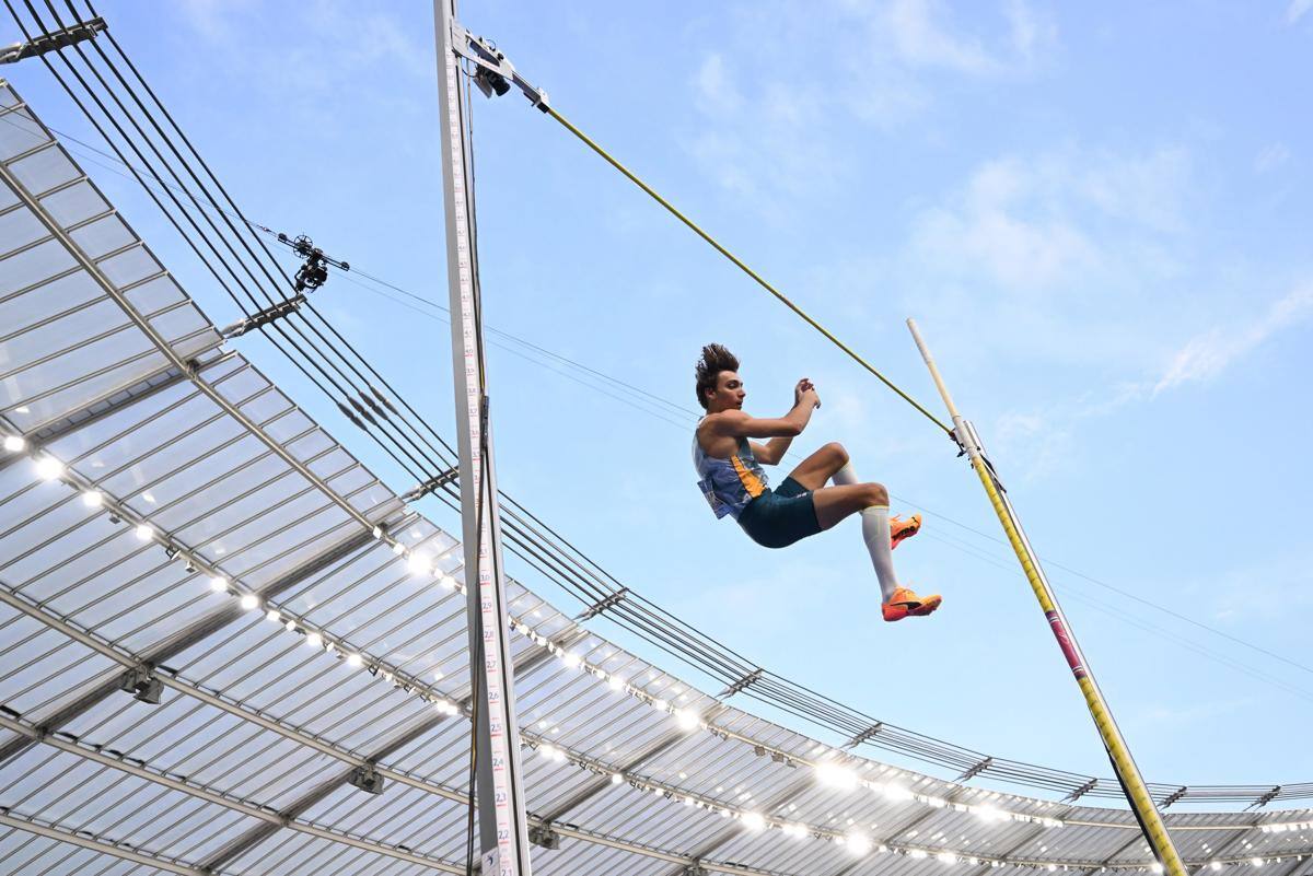 superó en un centímetro su récord mundial. Es décima vez que lo consigue.