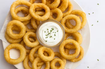 Receta de aros de cebolla con mayonesa casera: Una preparación fácil, rápida y perfecta para un picoteo de mitad de semana