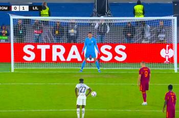 VIDEO | ¡Nunca antes visto! Arquero tapó 3 veces el mismo penal en Europa League