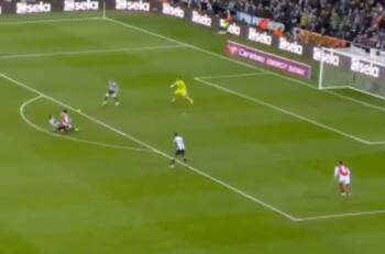 VIDEO | El grosero error del Arsenal que selló su eliminación en la EFL CUP ante el Newcastle