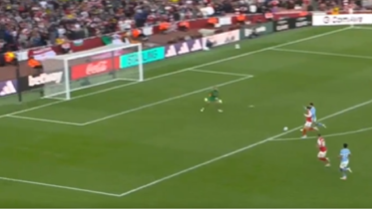 VIDEO | El extraordinario sombrero de Gabriel Martinelli que selló la igualdad entre Arsenal y el City