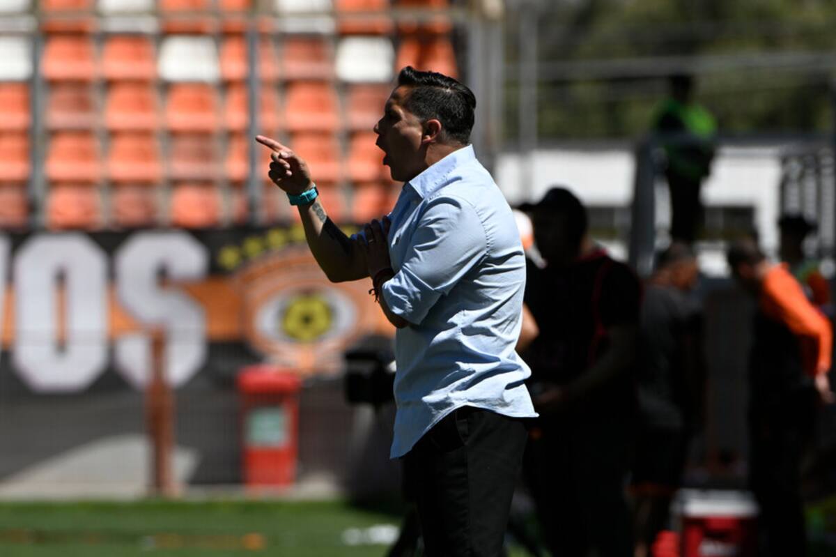 El entrenador seguiría en Deportes Temuco. Foto: Agencia ATON.
