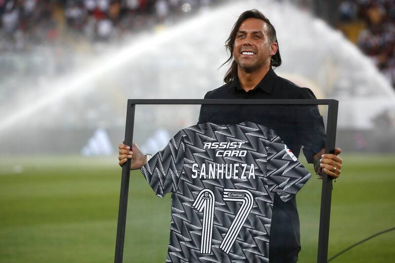 Arturo Sanhueza fue homenajeado por Colo Colo en 2023. Crédito: Agencia Aton.