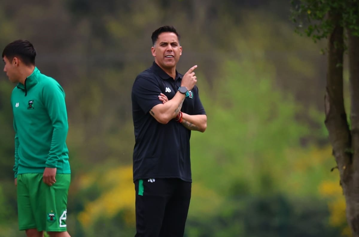 Arturo Sanhueza debuta en la banca de Deportes Temuco y niega singular cláusula en su contrato