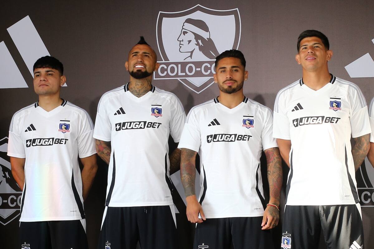 en la presentación de la nueva camiseta de Colo Colo.