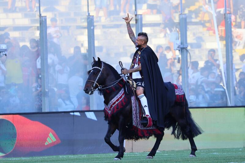 en su bienvenida como el refuerzo estrella del fútbol chileno (Foto: Photosport).