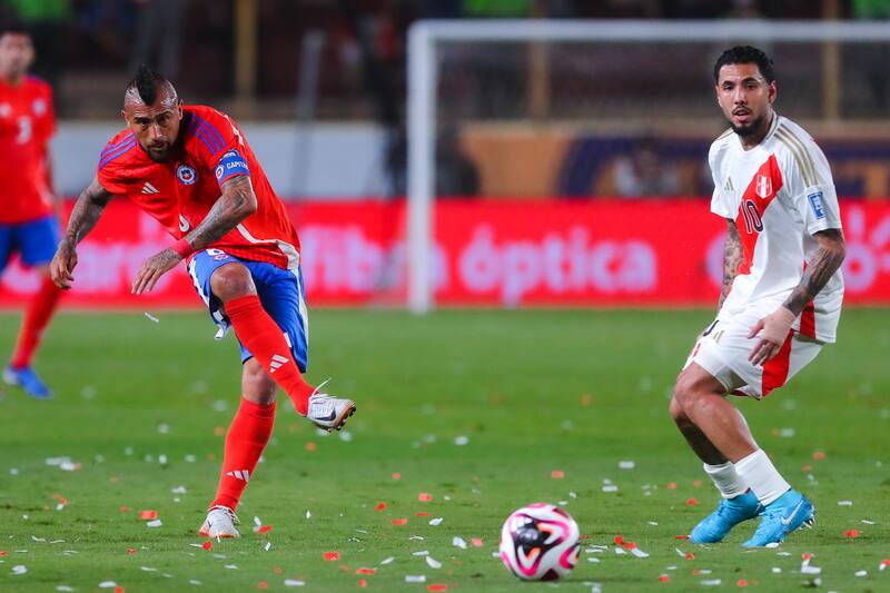 Arturo Vidal ante Perú.