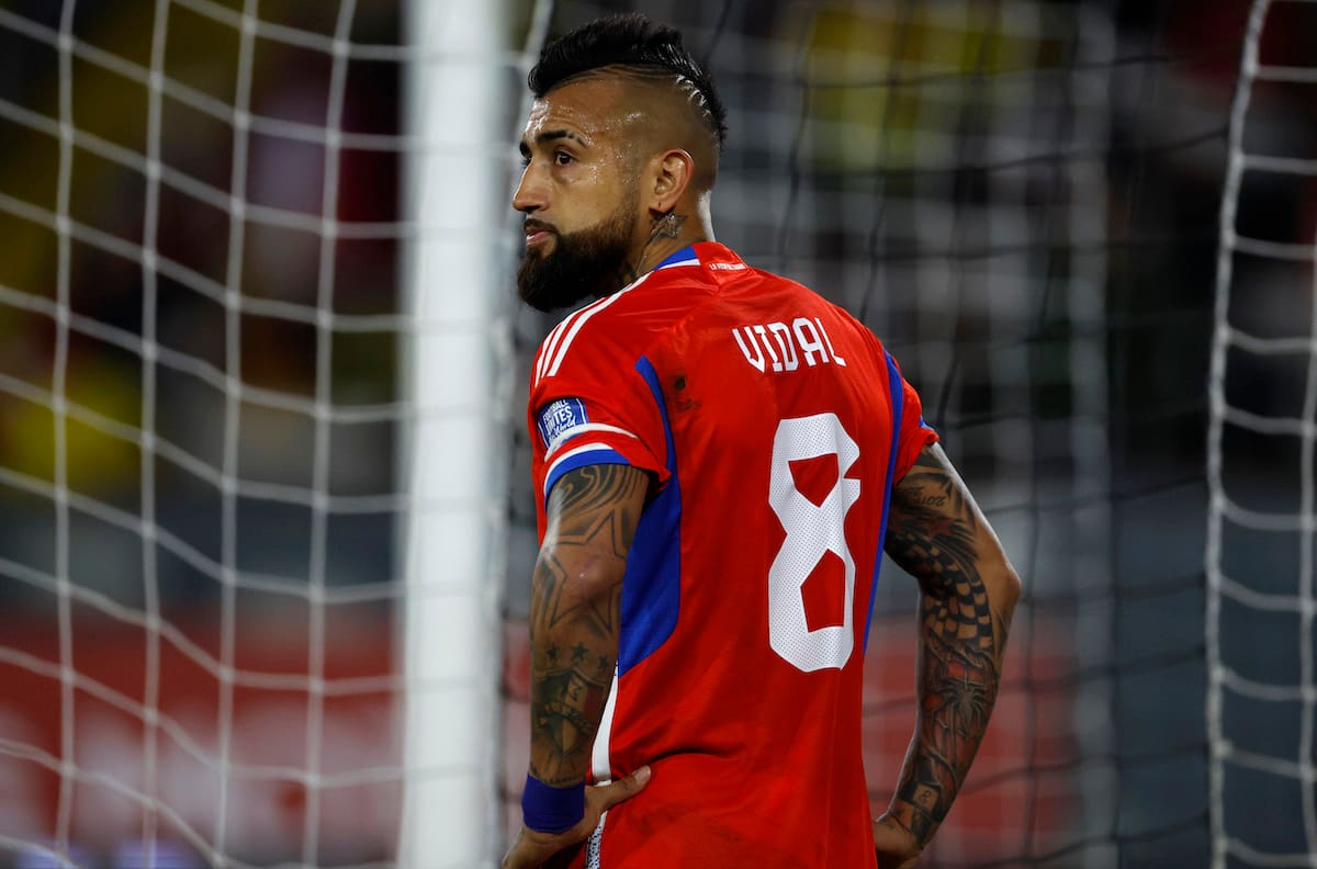 Arturo Vidal mostró su furia contra Wilmar Roldán en la eliminación de Chile: “Otra vez robando”