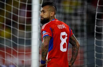 Arturo Vidal mostró su furia contra Wilmar Roldán en la eliminación de Chile: “Otra vez robando”