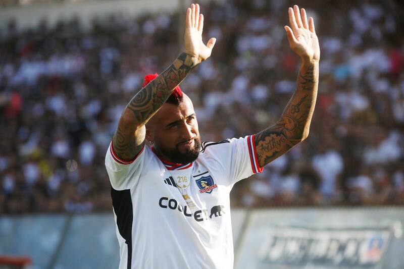El volante chileno fue defendido por Jean Beausejour (Foto: Agencia Aton)