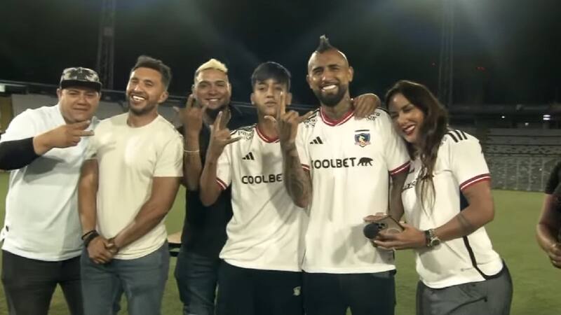 junto a su familia en su regreso a Colo Colo.