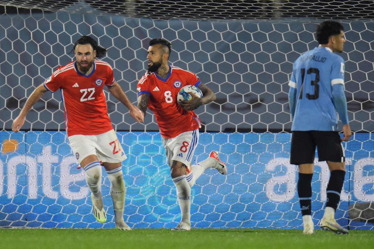 celebrando con Ben Brereton su gol ante Uruguay por La Roja (Foto: Aton)