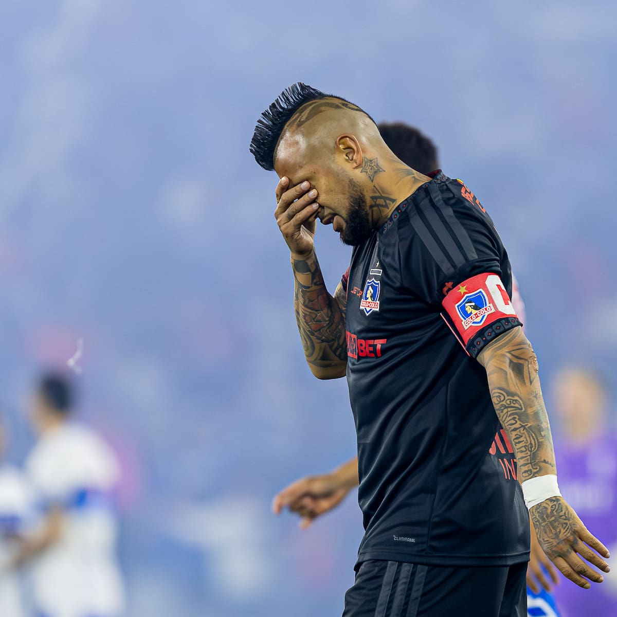 Siguen los líos económicos para Arturo Vidal: revelan vínculo con periodista y millonaria ayuda de Colo-Colo