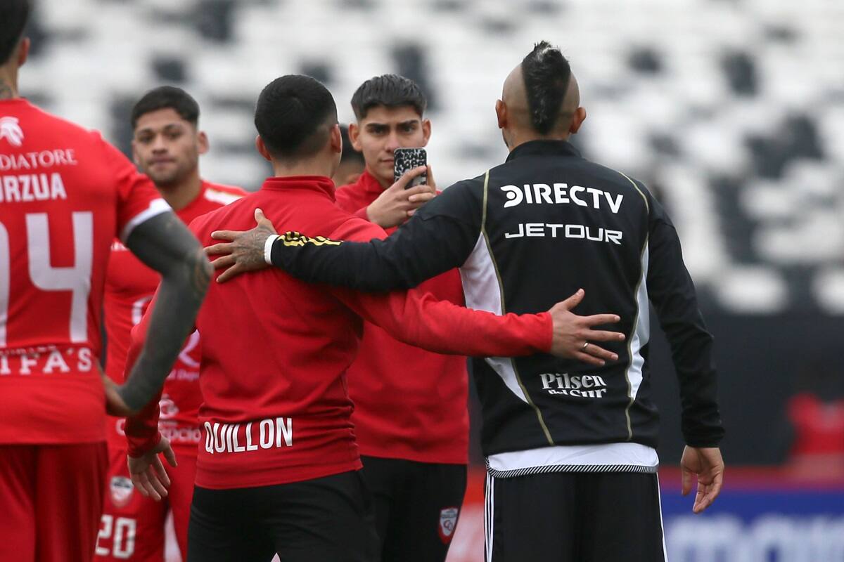 sacándose fotos con los jugadores de Deportes Quillón.