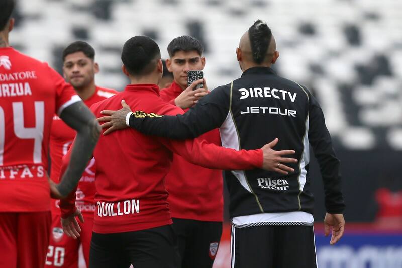 sacándose fotos con los jugadores de Deportes Quillón.