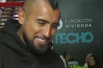 VIDEO | El regalo de Arturo Vidal a los vocales de mesa que lo recibieron en San Joaquín