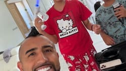 VIDEO | Arturo Vidal dejó que sus hijos le corten el pelo y este fue el resultado