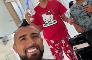 VIDEO | Arturo Vidal dejó que sus hijos le corten el pelo y este fue el resultado
