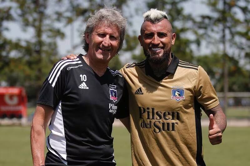 Arturo Vidal espera firmar en Colo Colo.