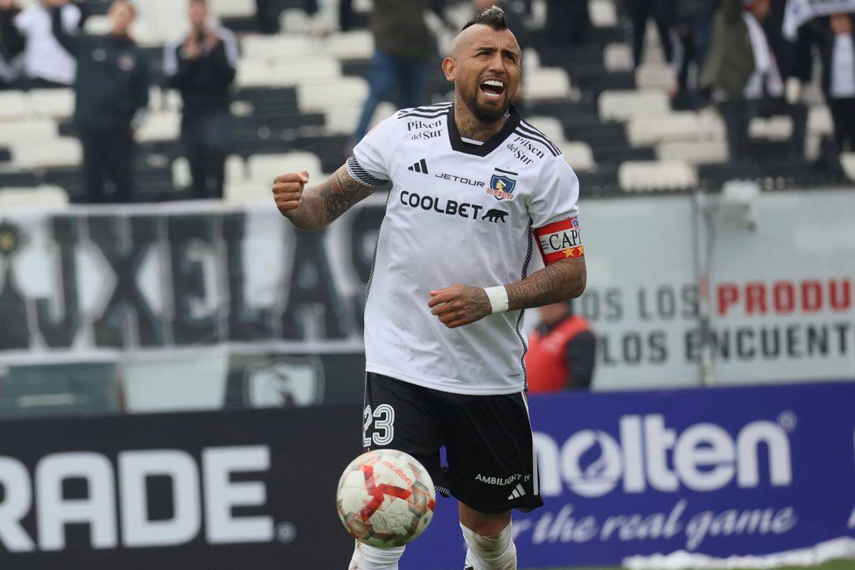 se prepara para levantar la copa con Colo Colo. Foto: ATON