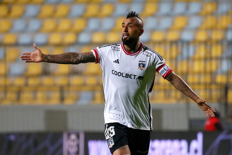 Arturo Vidal con la camiseta de Colo Colo.