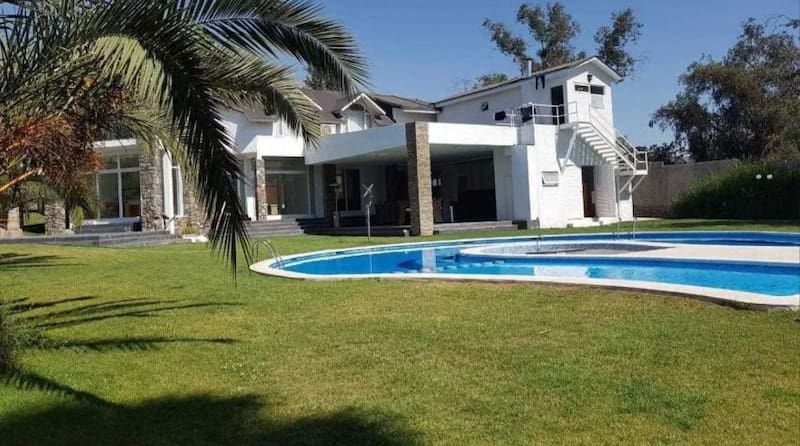 La mansión del King contaba con 1.000 m² construidos en 4.000 m² de terreno, que incluía piscinas al aire libre y temperada, cine privado, discoteca, spa, multicancha y hasta una cascada en la entrada.
