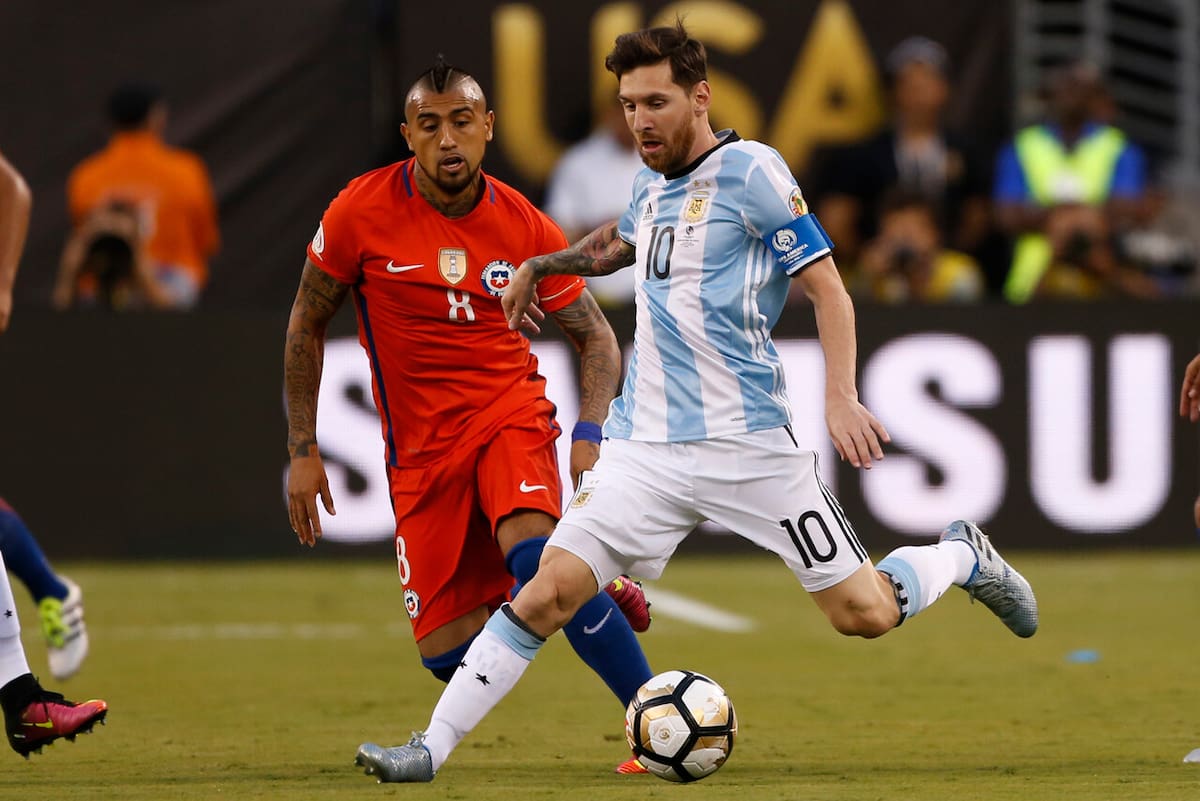 El volante se deshizo en elogios para con Messi. Aton.