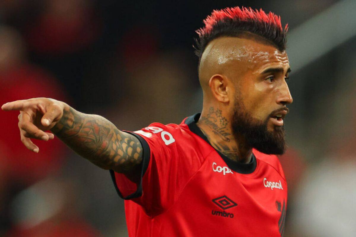 El Rey Arturo busca recuperar terreno en el Athletico Paranaense.