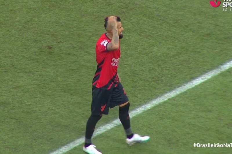 El VAR frustró el primer gol del volante chileno en el Athletico Paranaense. (Foto: Captura)